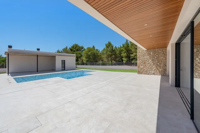 Modern luxury villa for sale close to the beach in Puerto Pollensa, Mallorca — photo 6