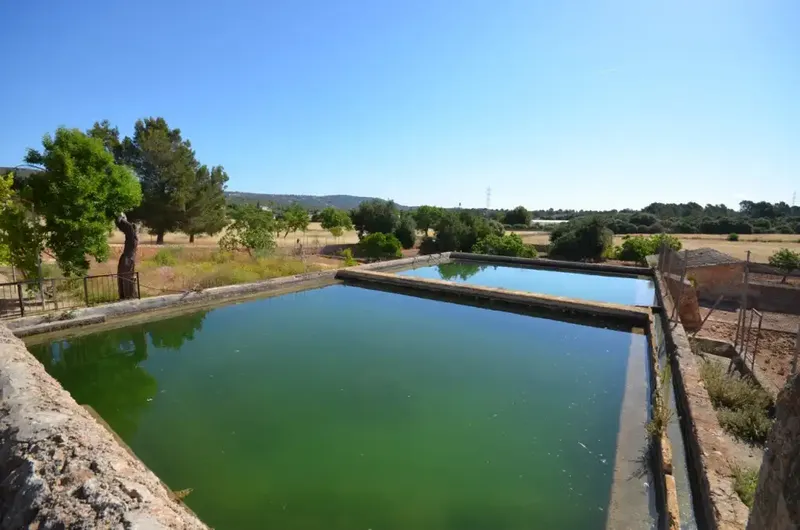 Just 10 minutes by car from Palma de Mallorca, on the old road to Sineu, this traditional estate enjoys a beautiful location — photo 4