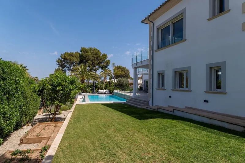 Contemporary five-bedroom sea-view villa for sale in Santa Ponsa — photo 8