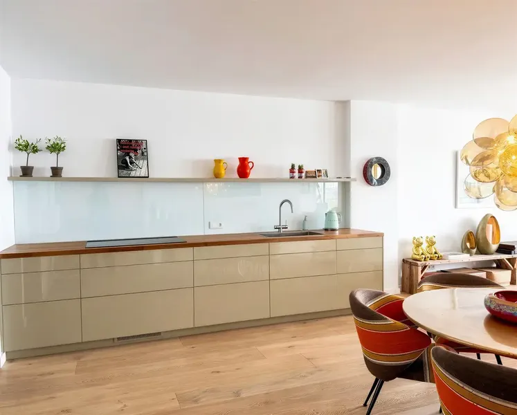 At the top of the Portixol coast, in a privileged first line of the sea, this impressive apartment is located on the 4th floor of a — photo 8