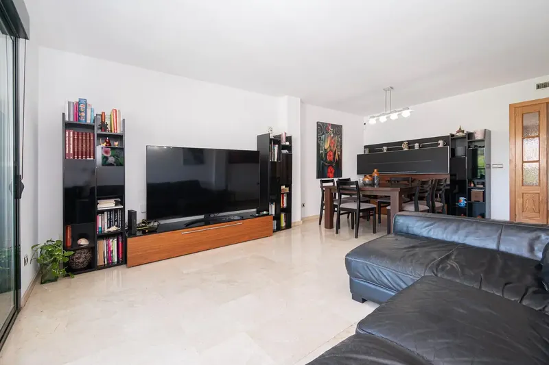 Fantastic 3-bedroom apartment with terrace, parking, storage room and park views in Camp Redó — photo 4