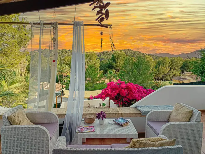 Welcome to this charming Mediterranean villa, located in the quiet residential area of Costa de la Calma in Mallorca. Completely renovated — photo 3