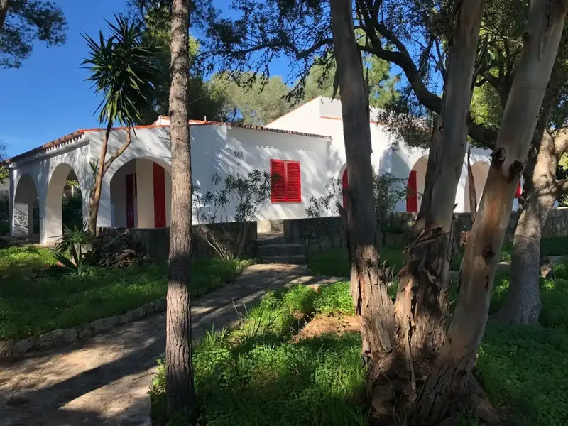 Casa de 170 m² en amplia parcela de 1.417 m². Se trata de una vivienda con dos amplios porches orientados a este y sur. Zona exterior con ve — photo 2