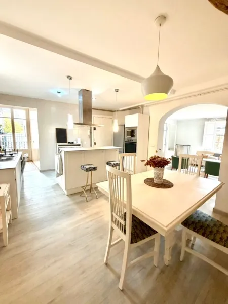 180 sqm Old Town apartment: four bedrooms, original tiles and beams, private terrace — photo 3