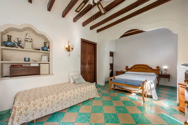 Centrally located manor house with courtyard and garage in Sóller — photo 11
