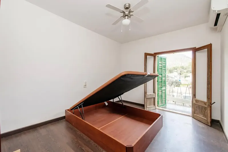 A house with many possibilities and ample space to make the most of. — photo 11