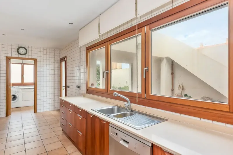 Located in Colònia de Sant Pere, this house opens onto a large living-dining room of generous dimensions, the true heart of the home. — photo 12