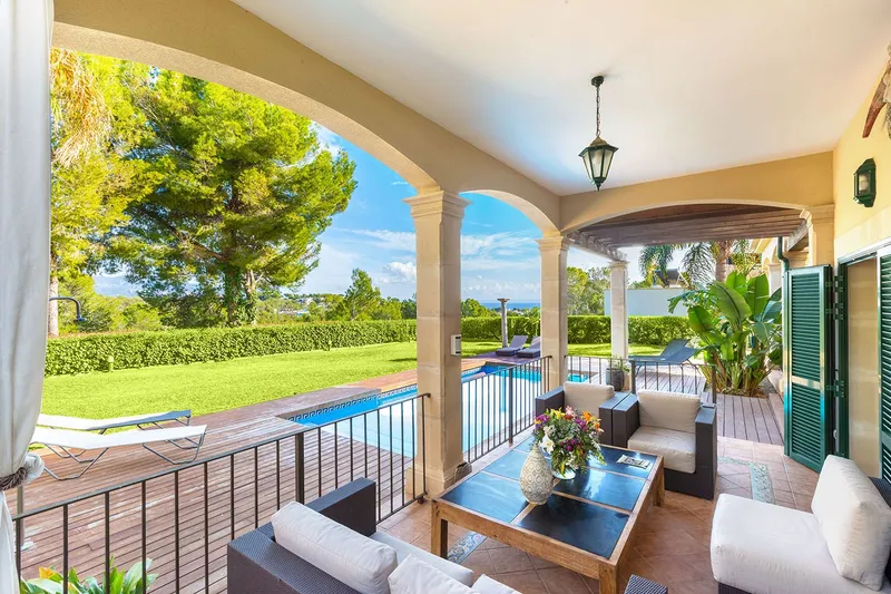 Spacious Mediterranean villa in a quiet residential area near the beach — photo 3
