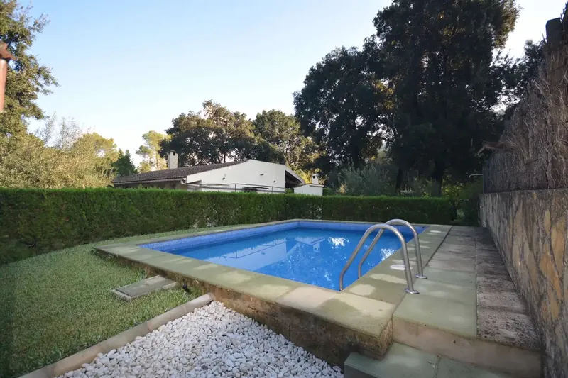 This well-maintained finca, built in 1976, is located on a plot of 1,925 m² in the sought-after residential area of Crestatx, combining tra — photo 4