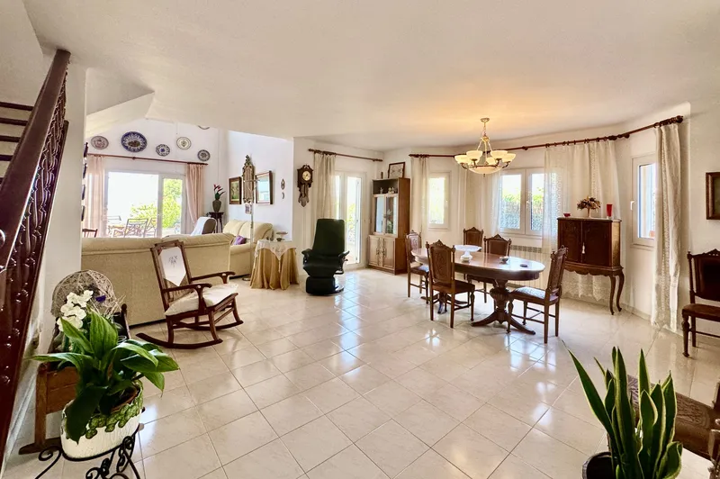 Well-maintained villa in a top location on first line of the beach promenade just at the gates of Palma — photo 6