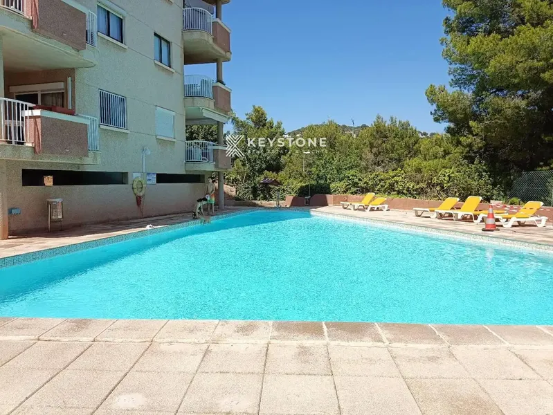 iso en alquiler en Portals Nous, Mallorca, con 1 dormitorio, baño completo, cocina-comedor, terraza y piscina comunitaria. Amueblado y situa — photo 1