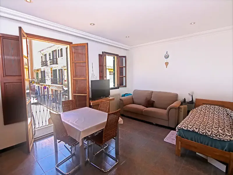 Charming townhouse in Palma de Mallorca with beautiful views of Plaza del Progreso and a privileged location — photo 6