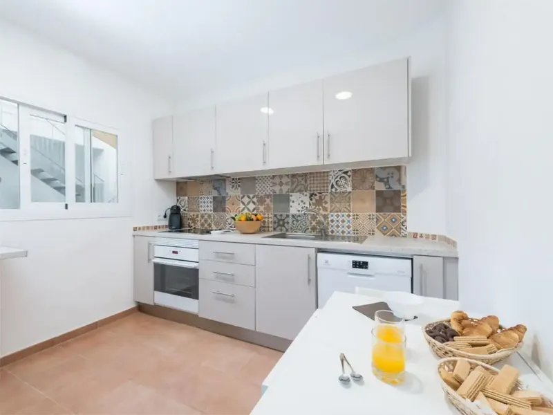 Excellent property on the first line in Can Picafort. Traditional Mallorcan house consisting of three apartments distributed over two floors — photo 8