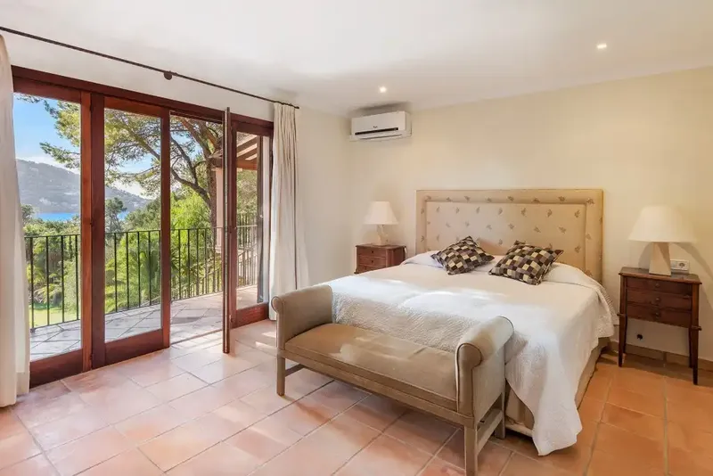 This incredible villa enjoys a privileged location on an elevated and generous plot of around 6,411 m2, it is a pleasant — photo 10