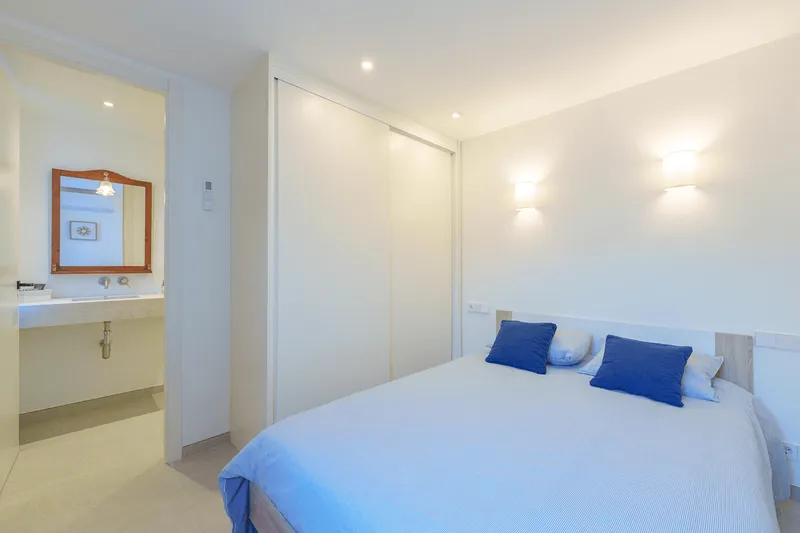 Seasonal rental: Seafront residence in Capdepera for rent — photo 9