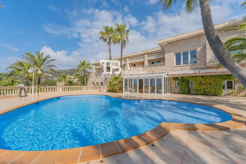 Taylor Building Real Estate presents this exclusive Mediterranean-style villa located in the prestigious area of Peguera, in Calvià, a d — photo 3