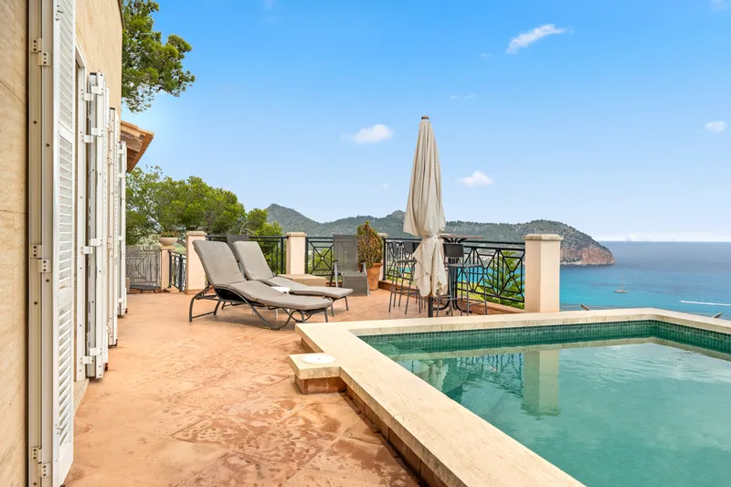 Exposed villa with holiday rental license, pool, parking space and fantastic sea views — photo 1