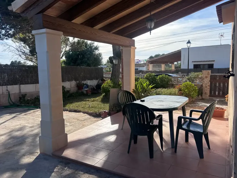Se alquila casa chalet en la zona de Cala Llombards con 3 dormitorios más 1 baño completo. Parcela de unos 300m2 con una vivienda de 90m2 en — photo 1