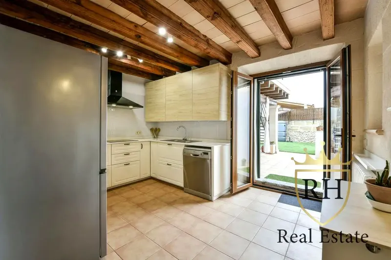 This property, dating from 1900, located 200 m from the Town Hall square, stands out for its Majorcan character, corner location and its excellent — photo 9