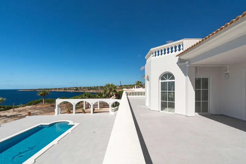 Dreamlike villa on the first sea line with panoramic views — photo 10
