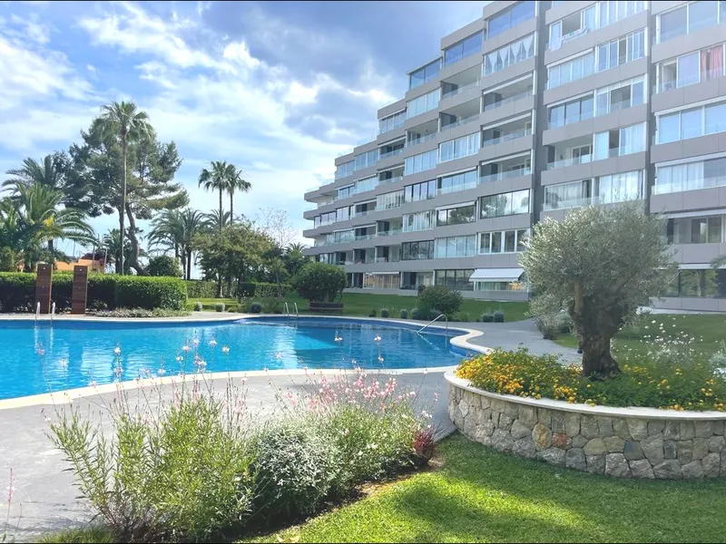Apartment with lateral sea views in Puerto Portals — photo 1