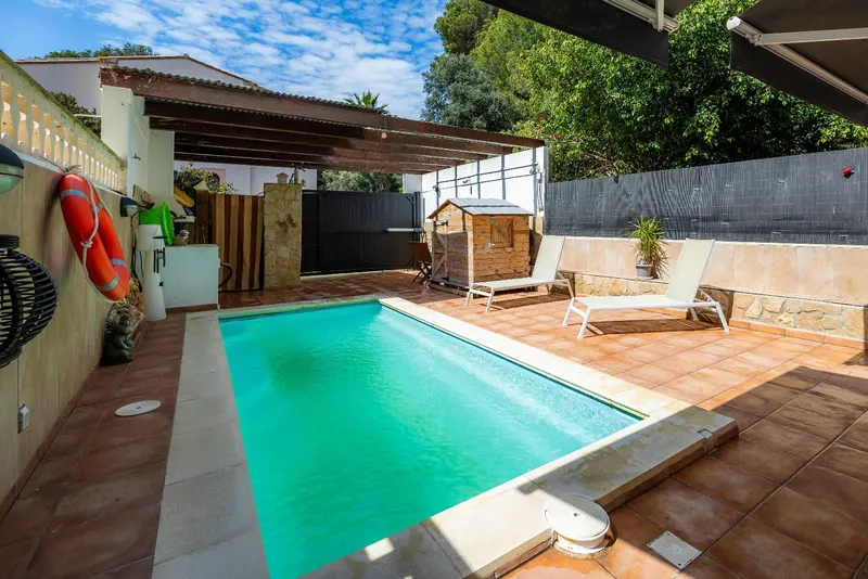 Townhouse with pool on second line from the sea — photo 11