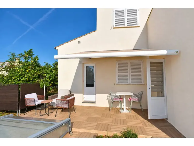 Chalet totalmente reformado, con 225 m² construidos y una parcela de 746 m² con piscina, jardín mediterráneo y varias zonas exteriores. Una  — photo 3