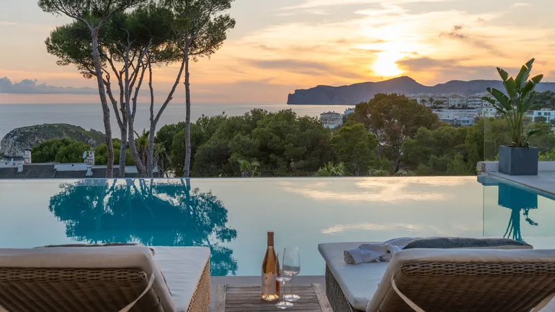 Sophisticated luxury villa in Santa Ponsa with pool, tennis court and fantastic sea views — photo 3
