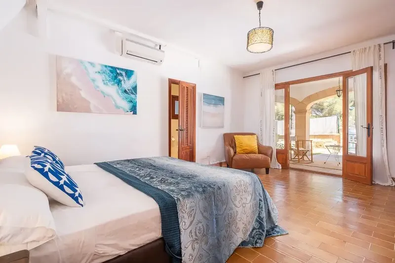 Villa a few meters from the Port of Bonaire, Alcudia. It has a vacation rental license for 12 people. It is distributed on two — photo 9