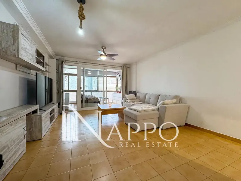 Nappo Real Estate tiene el placer de presentar este atractivo apartamento situado en primera línea de mar en Magaluf, dentro de un cuidado c — photo 4