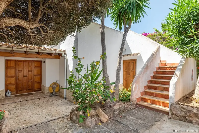 In an absolutely privileged location, directly on the cliffs of Cala Pi, this Mediterranean villa is situated on the first line — photo 4