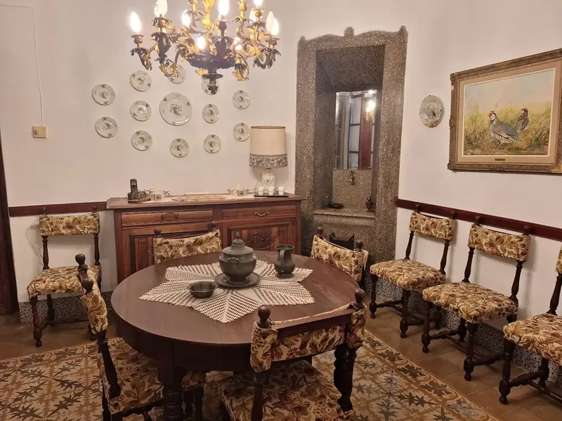 Impressive early 20th century house with all its charm and glamour, three floors, more like a mansion — photo 8