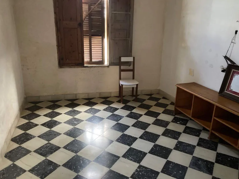 Townhouse needing renovation, 519m² with 6 bedrooms, bathroom & patio for sale — photo 8