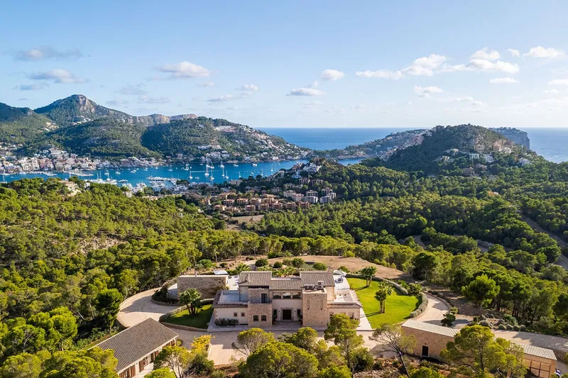 Luxury villa with sensational views on 100,000 m² of land — photo 1