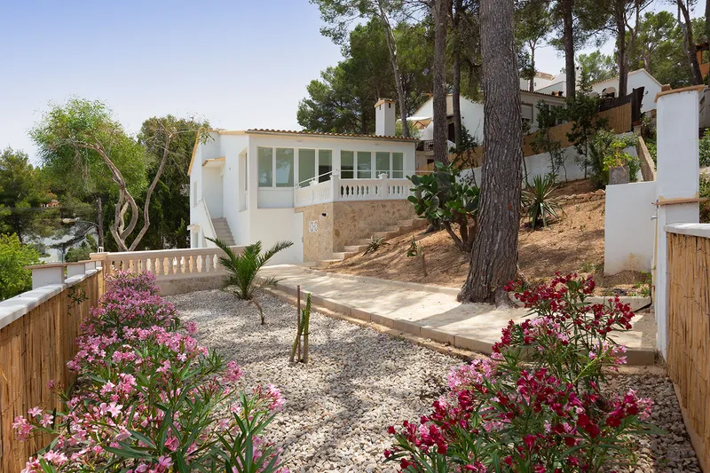 Mediterranean chalet in quiet residential area near the coast — photo 1