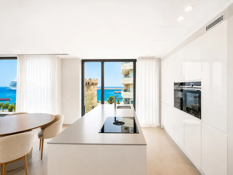 Modern Apartment with Panoramic Sea Views on the First Line of the Paseo Marítimo, Palma Mas — photo 6