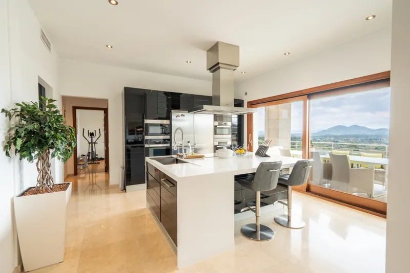 Exclusive 6-Bedroom Luxury Villa with Sea Views, Golf Frontage & Rental Licence in Pollensa — photo 12