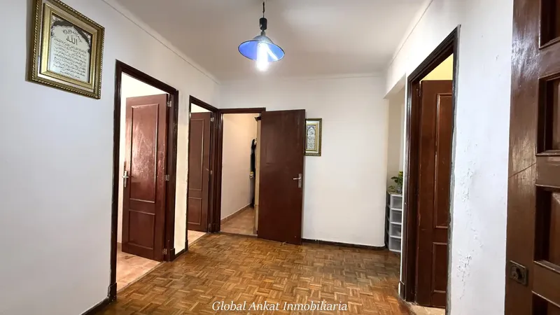 If you are looking for a versatile property, with plenty of space and the tranquility of having only one neighbor, this duplex will light your bulb. — photo 1