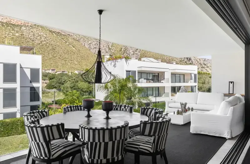 Fully furnished penthouse with private pool on the rooftop. Located a short walk from the famous Pine Walk, this magnificent apartme — photo 6