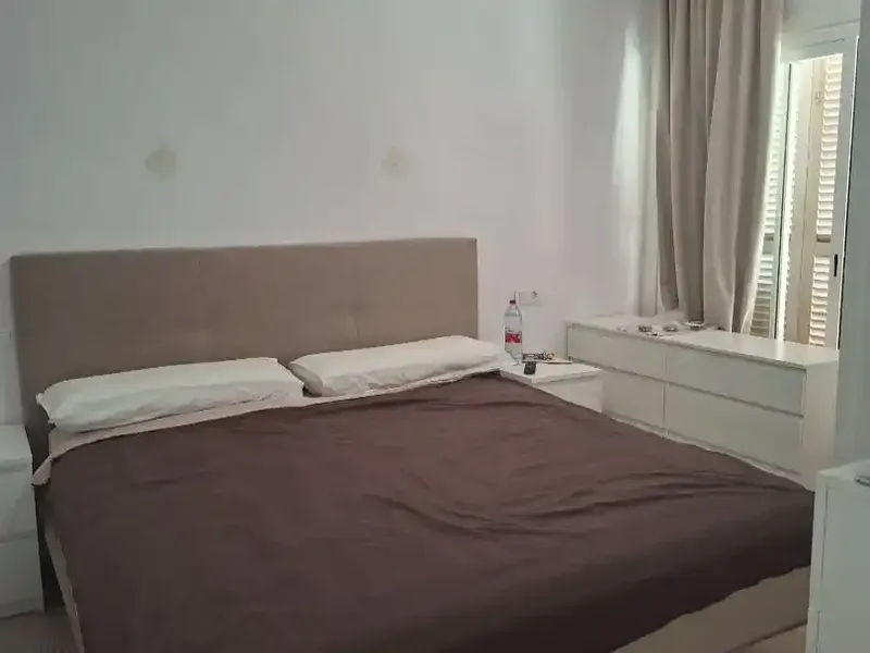 Bonito apartamento de una habitación amplia con cama de 1.90x 2, con armario empotrado y totalmente amueblado con muebles modernos y recién — photo 11