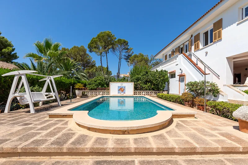Villa in Santa Ponsa - View of the Mediterranean villa with pool — photo 3