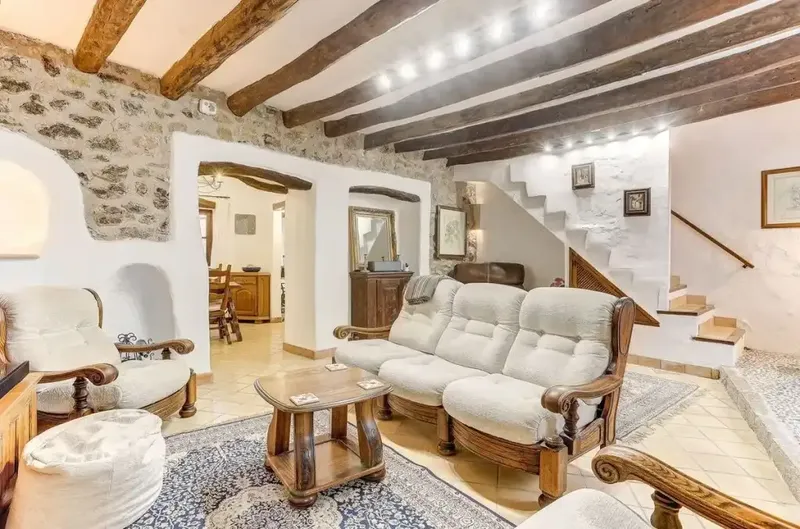 Located on a quiet side street, just steps from the famous Calvary and a few minutes from the main square, this charming house — photo 5