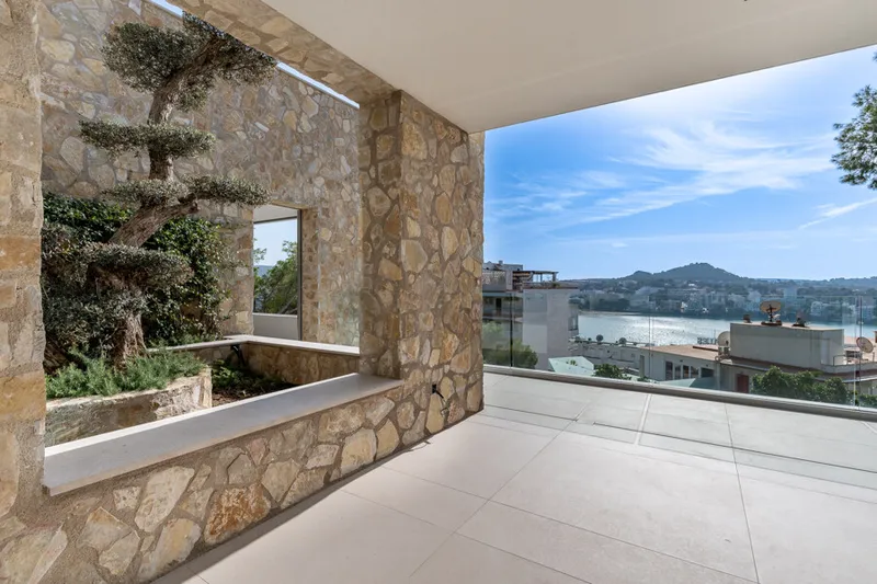 Newly Built Luxury Seafront Five-Bedroom Villa in Santa Ponsa with Panoramic Views and Expansive Terraces — photo 4