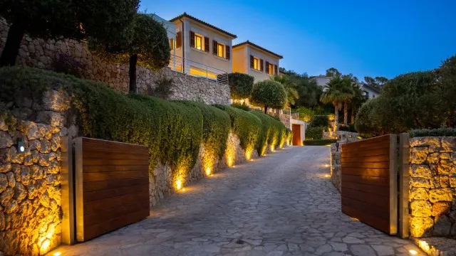 Exclusive luxury villa with sea views for sale in Pollensa, North Mallorca — photo 3