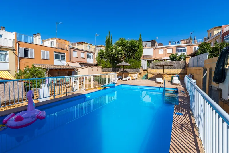Ground floor with large terrace and communal pool — photo 1