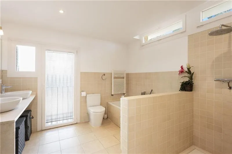 Single-family home with a pool on a lot of approximately 1,013 m², located about 2 minutes from the beach — photo 10