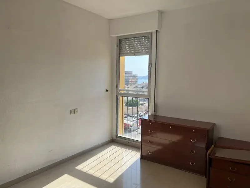 3-bedroom apartment, bathroom and laundry room. Sea views and Palma Bay. 2 elevators, video surveillance. To be updated. Great opportunity for — photo 1
