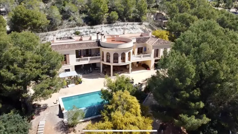 Welcome to this unique chalet in Peguera, perfectly adapted for families, couples and investors. The imposing entrance and the spacious living room — photo 1