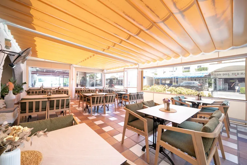 Transfer of renovated restaurant with license, extractor hood and terrace in Magaluf, Calvià — photo 2