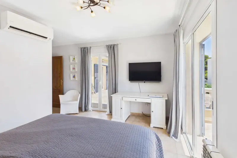 Charming fully renovated house with pool and large garage, located in a central and quiet area of Paguera — photo 11